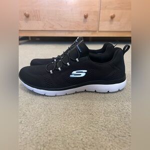 Skechers Women’s Summits Bungee Sneakers. Black/Blue